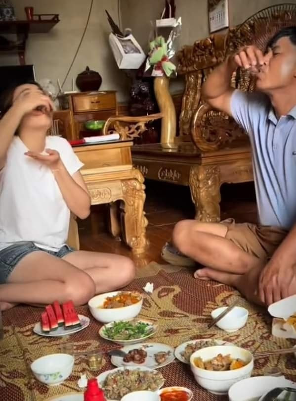 Anh người yêu bất lực ngồi nhìn bạn gái mình và bố ruột chúc nhau hết chén này qua chén khác.
