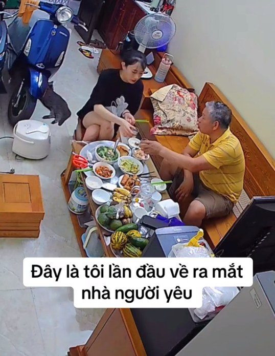 Trái với vẻ e thẹn, ngại ngùng như mọi người thường nghĩ, cô gái không ngại ngồi xuống ăn uống, thậm chí còn cụng chén với bố người yêu rất tự nhiên.
