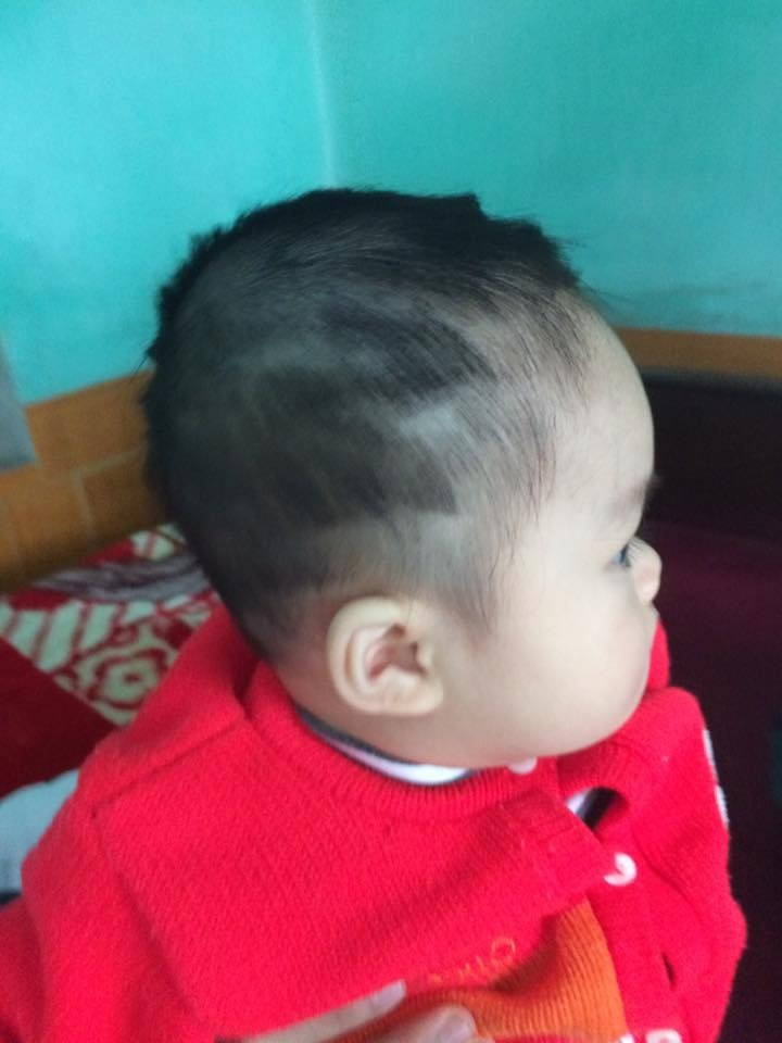 Chẳng biết vô tình hay cố ý mà cậu bé lại được cắt cho mái tóc y như trái dứa thế này.