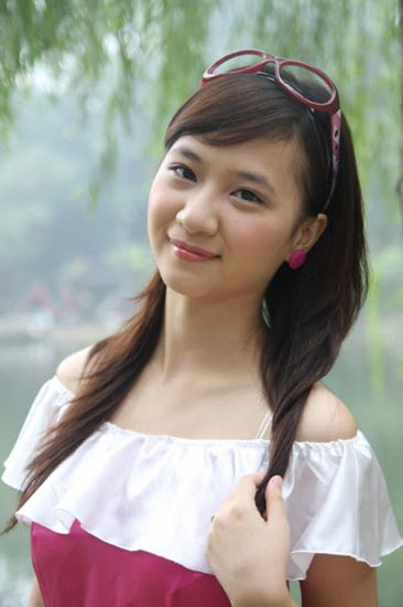 " Chị kính hồng" Phan Linh Chi từng được rất nhiều khán giả truyền hình, đặc biệt là các em nhỏ yêu mến thông qua chương trình "Chúc bé ngủ ngon" phát sóng trên VTV3. Cô cũng từng có thời gian dẫn chương trình Hugo và các bạn phát sóng trên Đài PT-TH Hà Nội.