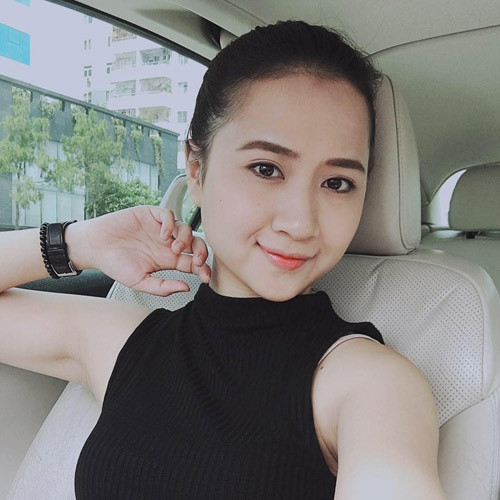 Rời xa ánh đèn sân khấu đã lâu, Linh Chi thi thoảng vẫn nhớ cảm giác được đứng trước máy quay. Thế nhưng cô hài lòng với cuộc sống hiện tại với chồng và con gái nhỏ.