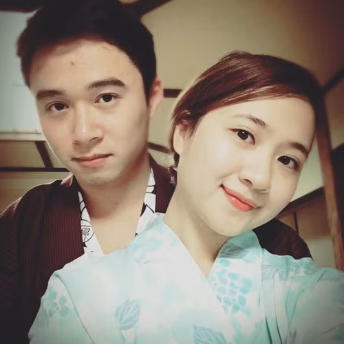 Năm 2012, "chị kính hồng" Phan Linh Chi bất ngờ thông báo sẽ "theo chồng bỏ cuộc chơi". Thời điểm đó, cô nàng vẫn đang theo học Đại học Luật Hà Nội.