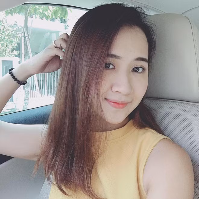 Linh Chi cho biết, hiện tại mỗi ngày cô phải đọc và tiếp xúc với rất nhiều giấy tờ, hợp đồng, nghị định nên việc theo học trường Luật trước kia giúp ích khá nhiều.