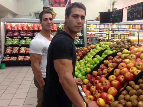 Không chỉ vậy, dân mạng còn khen ngợi Alex và Charlie về sự giản dị, chân chất và chăm chỉ làm nông ở ngoài đời.