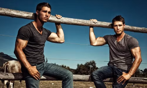 Trang Facebook của K2 Twins đã hút hơn 52.000 like. Cả hai cảm thấy rất bất ngờ và không nghĩ mình nổi tiếng trên mạng đến vậy.