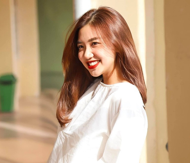 Hot girl 10x được chú ý nhờ xuất hiện trong một vài clip quảng cáo. Ước mơ của Hà Vy là trở thành một MC truyền hình giỏi.