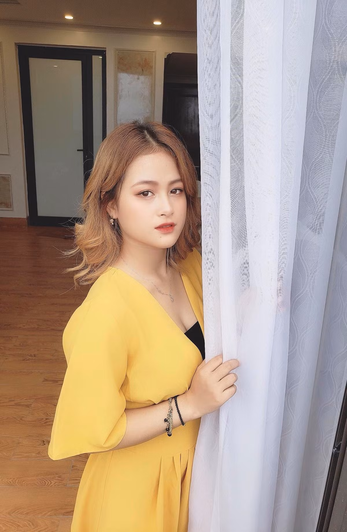 Xinh đẹp, hát hay nên Facebook cá nhân của Kiều Phạm sở hữu hơn 140 nghìn lượt theo dõi. Cô nàng còn làm mẫu ảnh, KOL cho nhiều nhãn hàng.