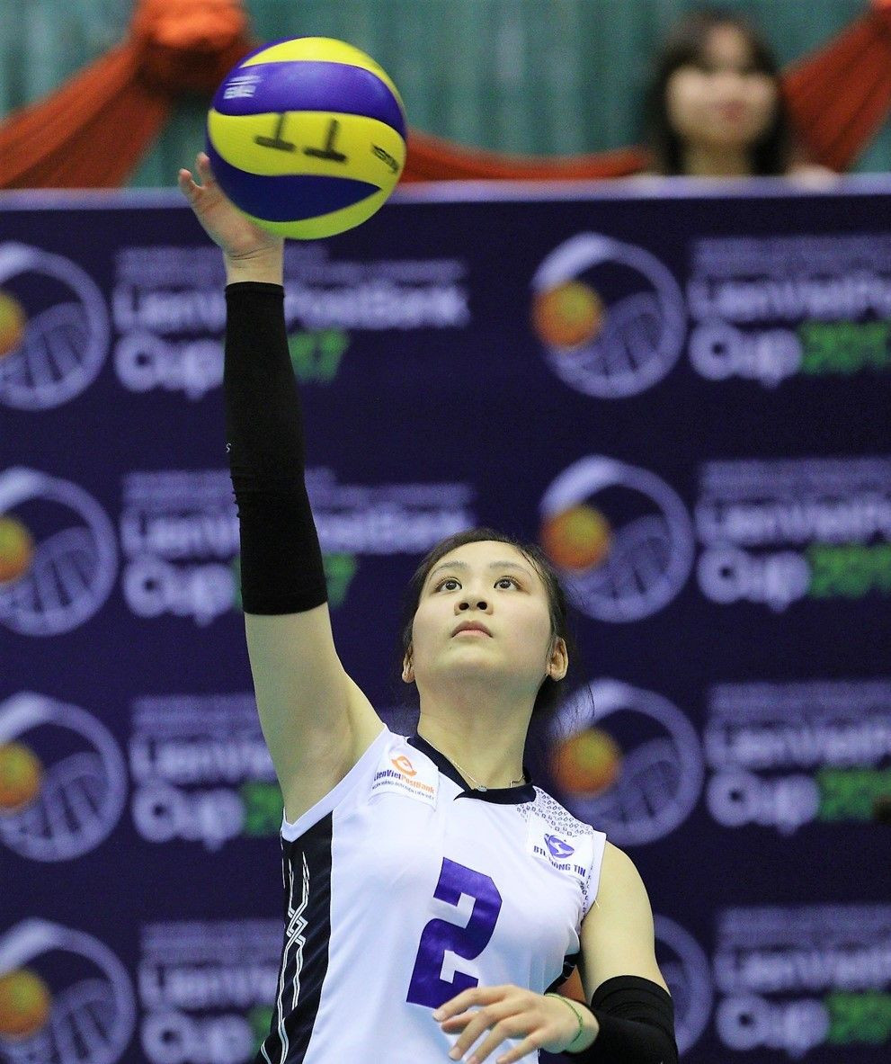 Không chỉ có chuyên môn tốt, Nhung còn được yêu mến nhờ gương mặt khả ái, yêu kiều. Cô nàng từng đoạt giải giải Á khôi Miss VTV Cup 2013 và là VĐV xuất sắc tại Cúp VTV Bình Điền.