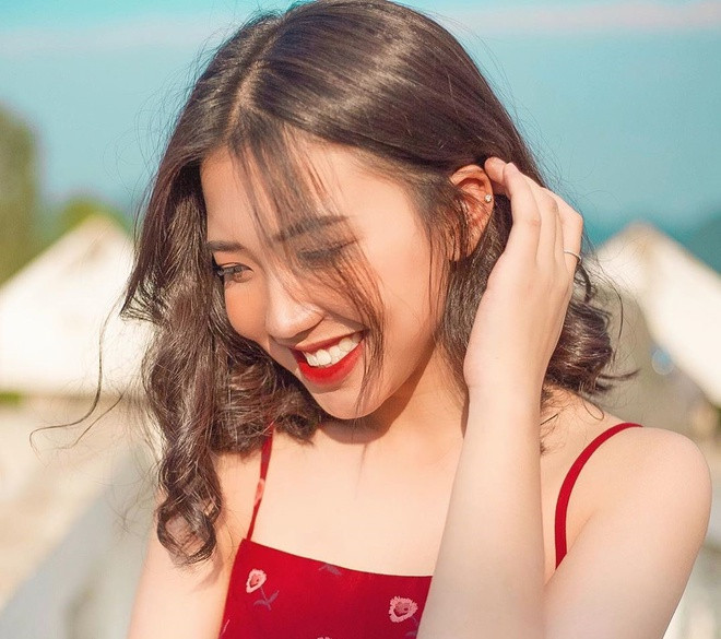 Đặng Thị Hà Vy (sinh năm 2001), sinh viên năm nhất ngành Báo ảnh của Học viện Báo chí và Tuyên truyền được chú ý nhờ khuôn mặt xinh đẹp, nụ cười tươi như nắng.