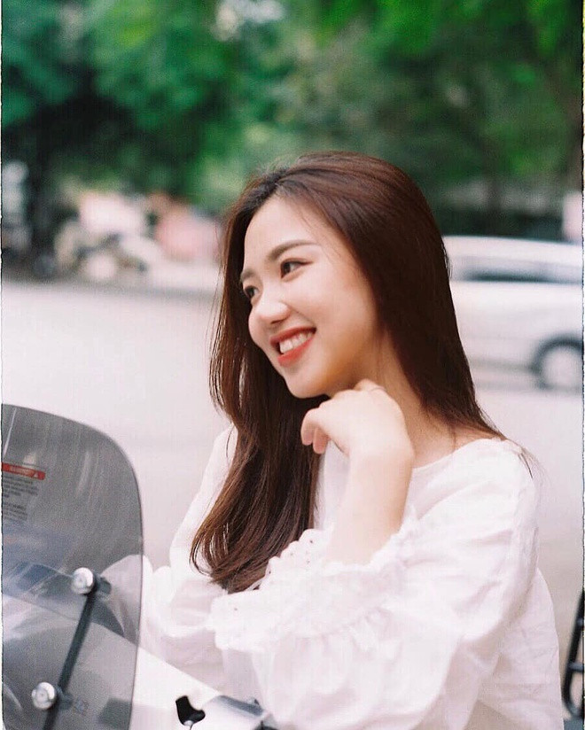 Dù xinh đẹp nhưng Hà Vy lại khá kín tiếng trên mạng xã hội. So với các hot girl khác, cô ít đăng ảnh trên trang cá nhân hơn dù sở hữu nụ cười có thể chinh phục mọi trái tim.