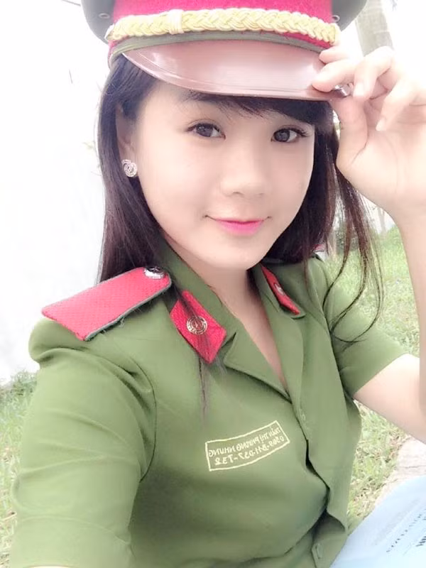 Trần Phương Nhung sinh năm 1993, đến từ thành phố Hải Phòng hiện đang theo học chuyên ngành điều tra chất lượng cao khoá D37 của học viện Cảnh Sát. Mới đây, Phương Nhung xuất hiện trong bộ phim "Chạm tay vào nỗi nhớ" của đạo diễn Vũ Hồng Sơn với vai Thuỳ Linh - nữ sinh viên cảnh sát của Học viện.