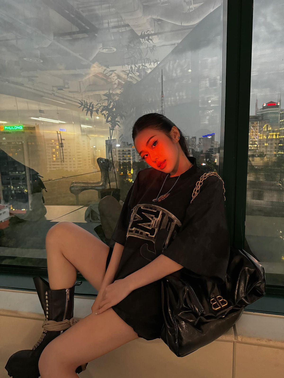 Ngoài ra, cô còn sở hữu thương hiệu thời trang riêng tại TPHCM.