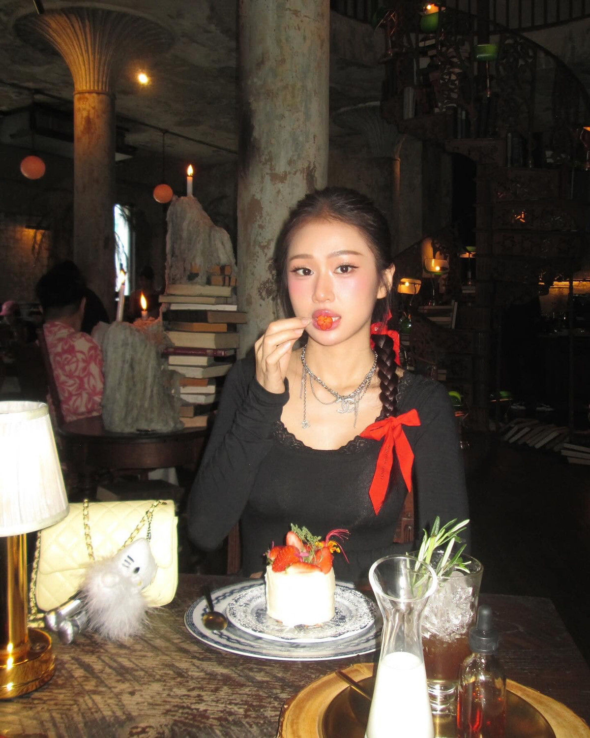 Sở hữu thân hình nóng bỏng, Bảo Hân bình thường không ngại lựa chọn những trang phục có chi tiết gợi cảm, khoe trọn đường cong quyến rũ.