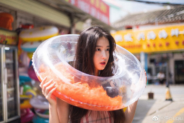 Hot girl chỉ chung thuỷ với duy nhất kiểu tóc đen dài, xoăn nhẹ nhàng buông lơi.