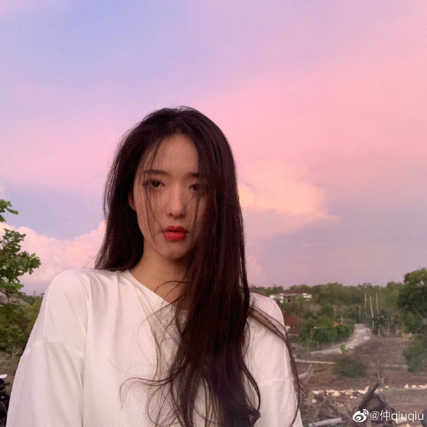 Trước đó, trên mạng xã hội Tiktok đình đám, Trọng Cầu Cầu đã rất nổi tiếng nhờ nhan sắc như nữ thần của mình. Mái tóc dài đen óng cùng khuôn mặt sắc nét khiến cô trông giống hệt các nữ minh tinh Hồng Kong những năm 90.