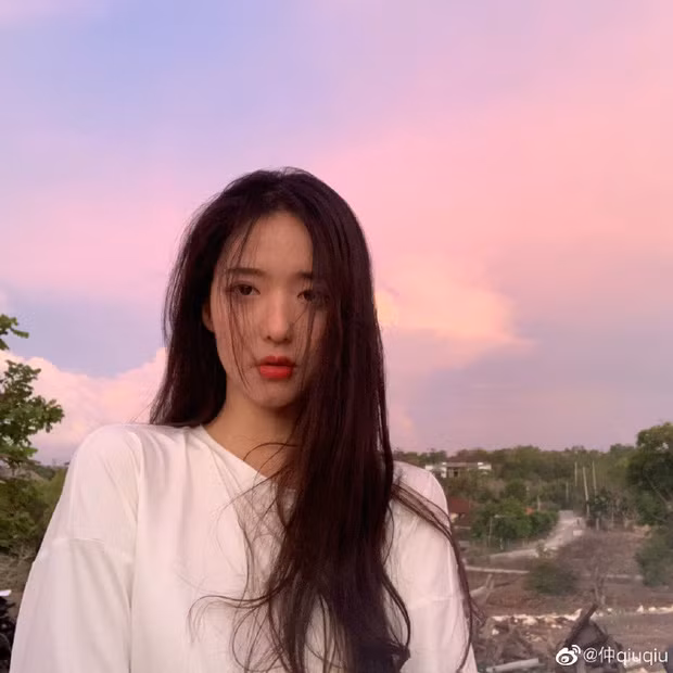 Trước đó, trên mạng xã hội Tiktok đình đám, Trọng Cầu Cầu đã rất nổi tiếng nhờ nhan sắc như nữ thần của mình. Mái tóc dài đen óng cùng khuôn mặt sắc nét khiến cô trông giống hệt các nữ minh tinh Hồng Kong những năm 90.