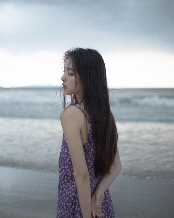 Cầu Cầu sở hữu vẻ đẹp chuẩn gu mà đàn ông hiện đại yêu thích: dịu dàng, xinh đẹp bất chấp mọi khoảnh khắc và mong manh như hạt sương sớm mai.