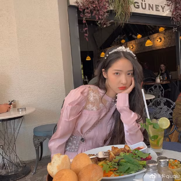 Ngắm nhìn nhan sắc như thế này có ai là không mê mệt cơ chứ? Dù ở bất kỳ góc chụp nào trông cô cũng cực kỳ thu hút.