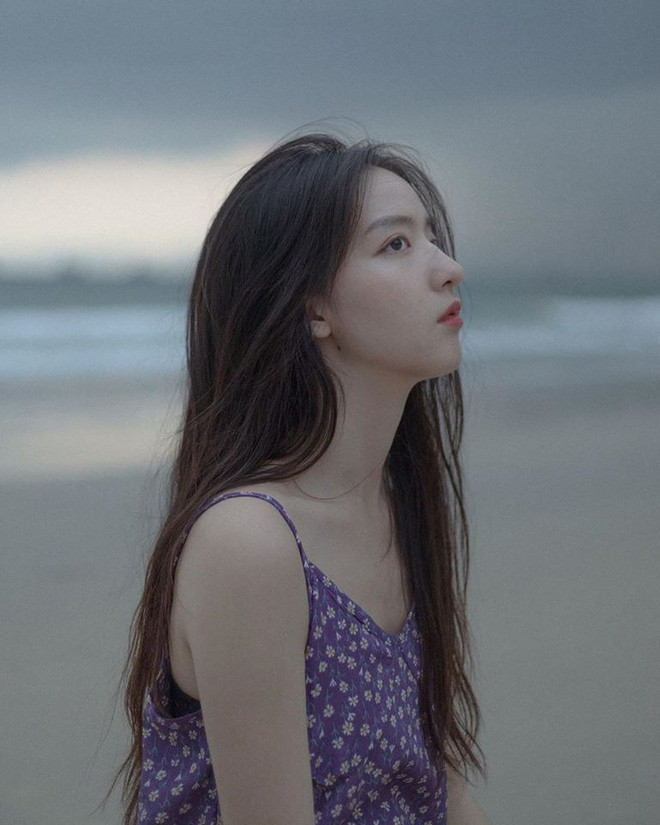 Sống mũi thẳng tắp, nước da trắng như trứng gà bóc, đôi mắt mơ màng là những thứ giúp Cầu Cầu thu hút hơn bất kỳ cô gái nào khác. Mặc dù tại Trung Quốc, hot girl không phải hiếm nhưng để có được khuôn mặt không góc chết như thế này quả thật hiếm có.