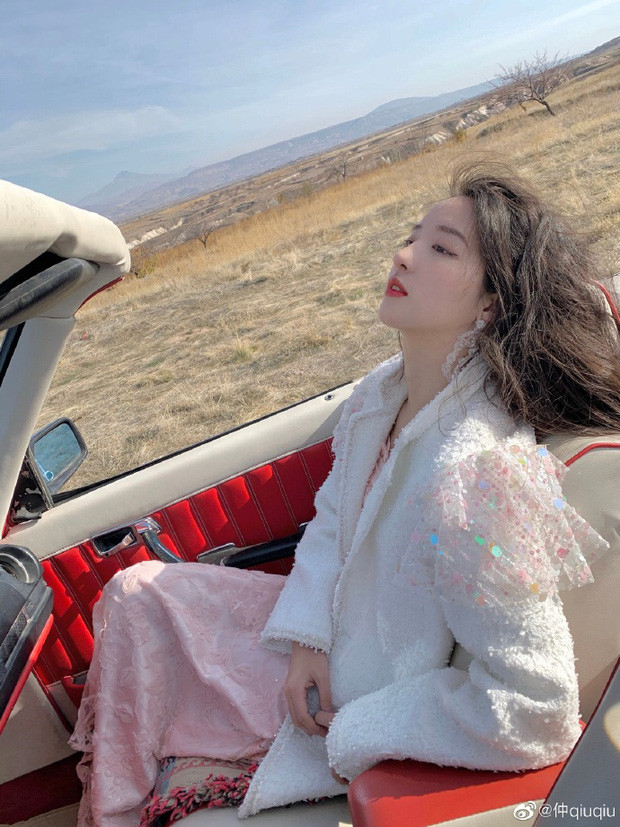 Rất nhanh sau đó, thông tin cá nhân của "hot girl bóng rổ" đã được hé lộ. Được biết, cô nàng có tên là Trọng Cầu Cầu, hiện đang sinh sống ở Quảng Châu, Trung Quốc. Trên mạng xã hội, Cầu Cầu có gần 600 nghìn người theo dõi.