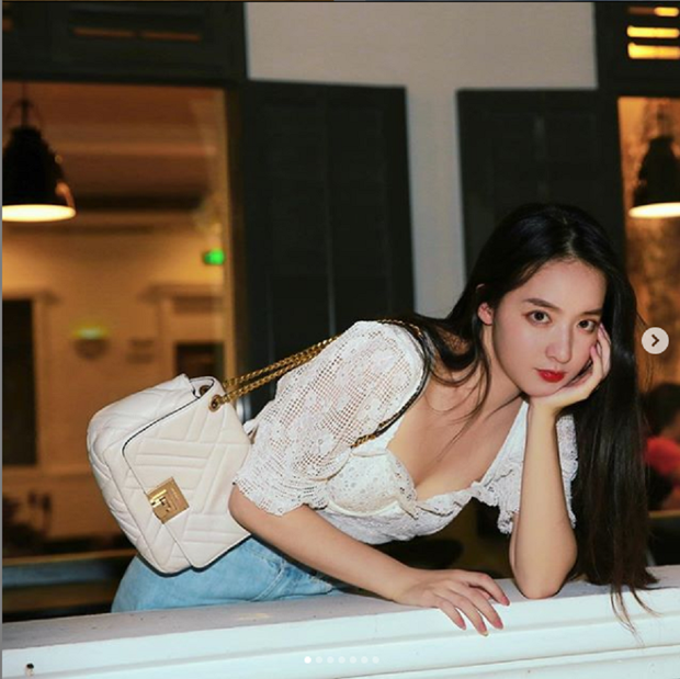 Mới đây, mạng xã hội xôn xao trước clip của cô nàng được mệnh danh là "Nữ thần bóng rổ" Trung Quốc. Xuất hiện trong clip là một cô gái xinh đẹp trong trang phục áo hoodie rộng thùng thình, tóc búi cao nhưng vẫn vô cùng thu hút, khiến bất kỳ ai cũng như bị hớp hồn.