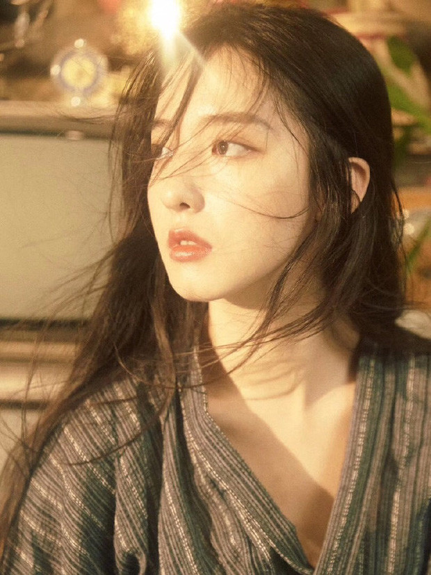 Hot girl Trung Quốc cũng được bạn trẻ yêu thích bởi gu thời trang đẹp. Dù mặc bất kỳ thứ gì lên người, từ đồ thể thao, váy công chúa bánh bèo, trang điểm đậm hay sến súa thì Trọng Cầu Cầu vẫn đẹp mê hồn.