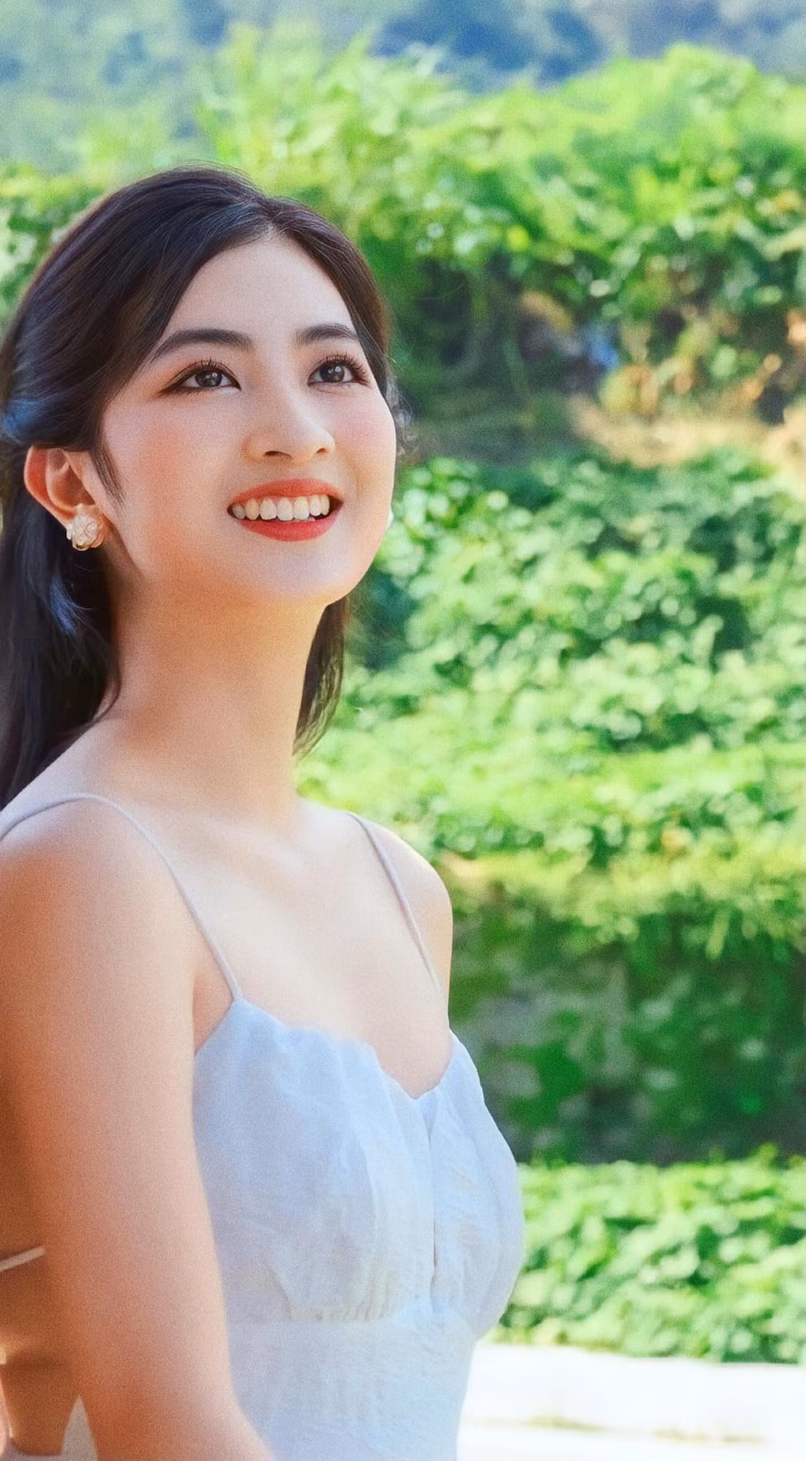 Gần đây, Linh Chi bắt đầu sự nghiệp đóng phim của mình khi đảm nhận các vai phụ trong phim Trạm cứu hộ trái tim, Làng trong phố. Đây đều là những phim được chiếu giờ vàng của VTV.