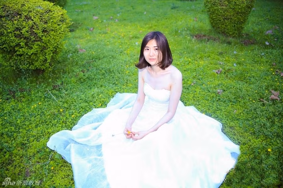 Cho tới thời điểm sắp phải chia tay nhau, mỗi người một phương trời, các cô gái muốn lưu giữ lại những hình ảnh đẹp nhất của thời sinh viên bên nhau nên đã quyết định chụp ảnh kỷ yếu với nhiều phong cách khác nhau.