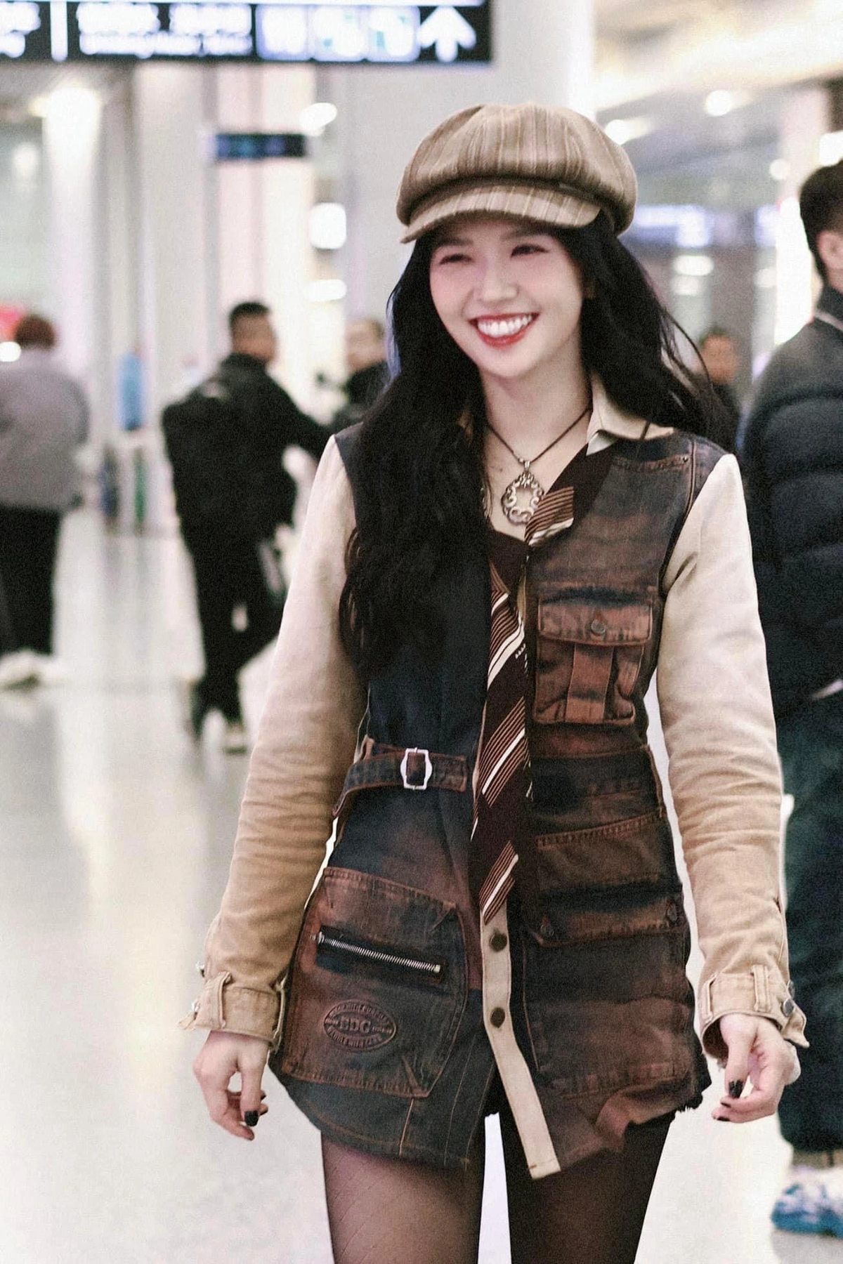 Dù chưa từng lên tiếng phản hồi về việc tham gia của mình trong chương trình Tỷ tỷ đạp gió rẽ sóng mùa 5, nhưng cách đây vài ngày, hình ảnh đầu tiên của Suni Hạ Linh xuất hiện ở sân bay đã khiến nhiều fan của cô nàng đứng ngồi không yên.