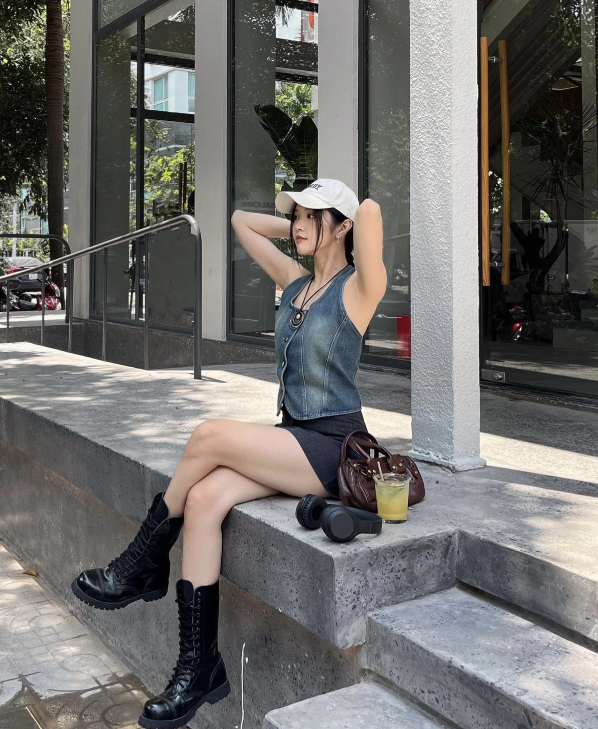 Cô có thể giao tiếp khá thành thạo bằng nhiều ngôn ngữ từ tiếng Anh, tiếng Thái, tiếng Nhật, tiếng Hàn và đặc biệt là tiếng Trung. Đây là lợi thế rất lớn khi tham gia "Đạp gió 2024".