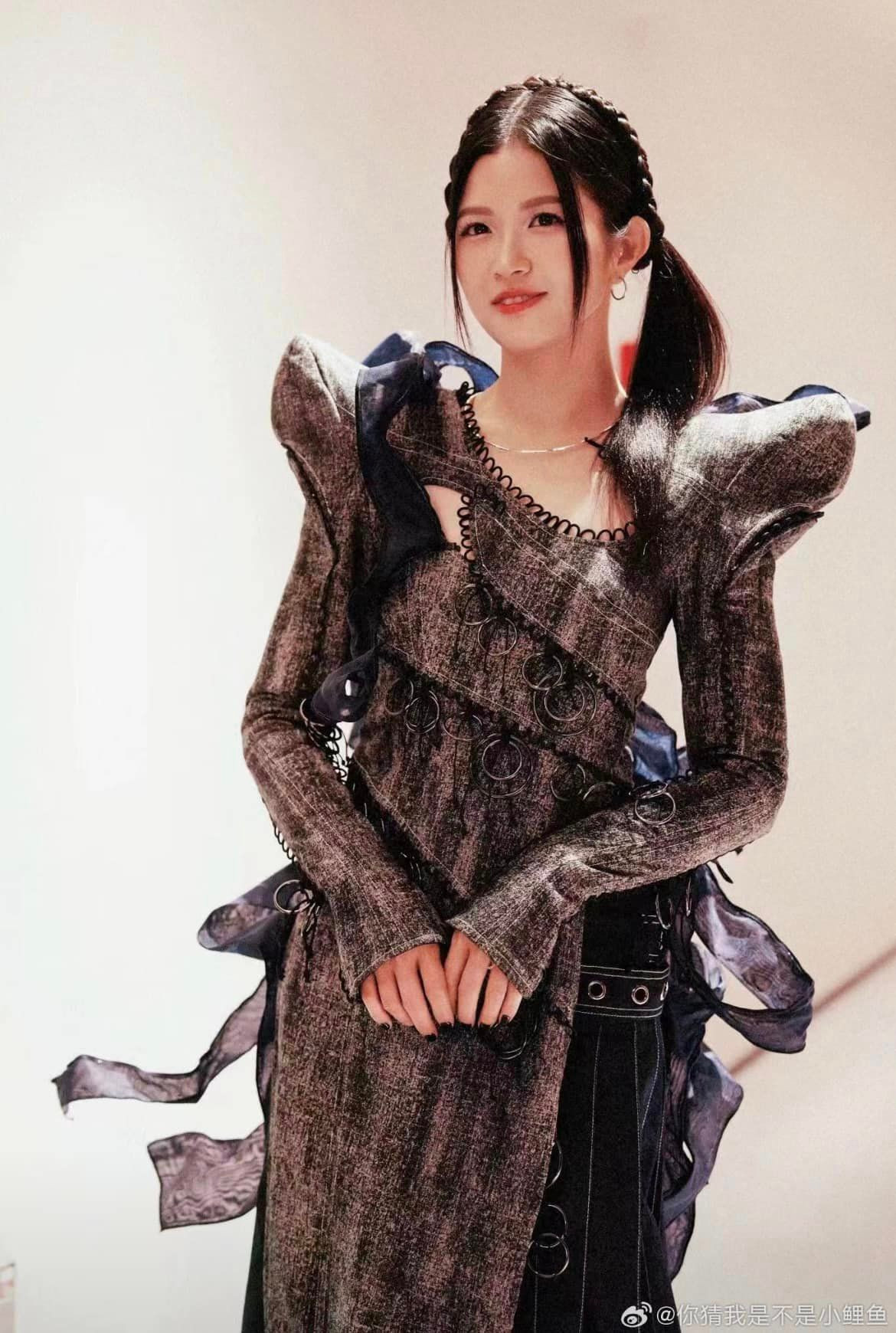 Chỉ trong vòng 2 giờ, Suni Hạ Linh đã nhanh chóng leo lên vị trí thứ 28 trong danh sách hot search của Weibo,chứng tỏ sức hút của mình đối với cư dân mạng xứ Trung.