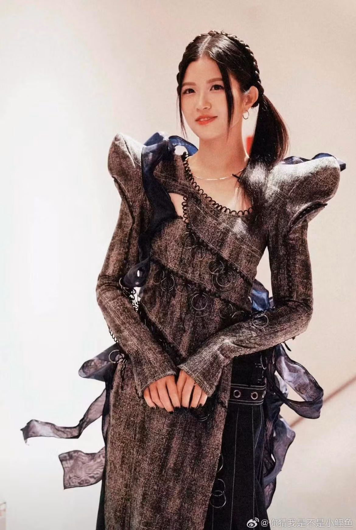 Chỉ trong vòng 2 giờ, Suni Hạ Linh đã nhanh chóng leo lên vị trí thứ 28 trong danh sách hot search của Weibo,chứng tỏ sức hút của mình đối với cư dân mạng xứ Trung.