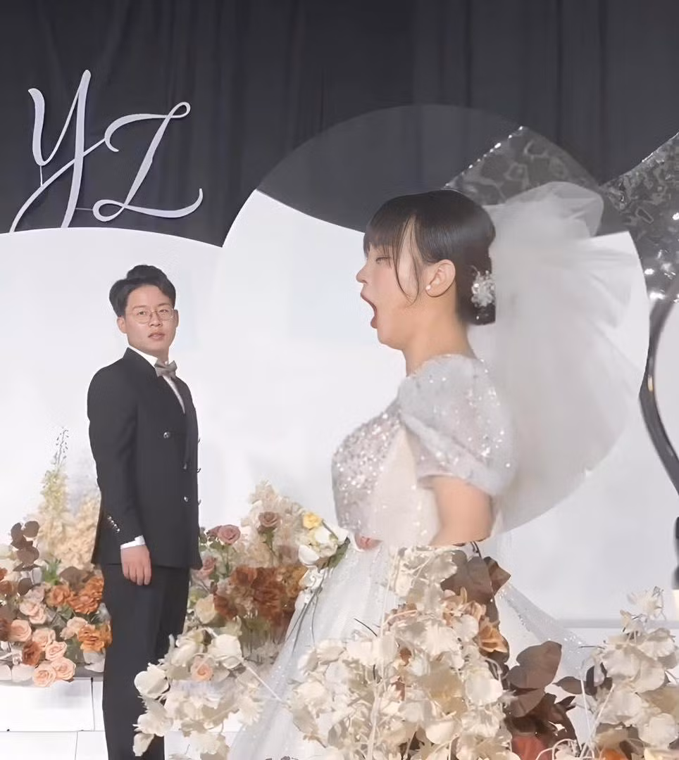 Nhiều người tinh tế phát hiện ra rằng, có thể cặp đôi đang không phải trong lễ cưới mà chỉ đang chụp ảnh cưới thôi.