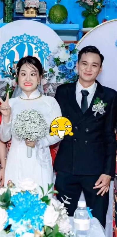 Trái với khuôn mặt rạng rỡ của chú rể, cô dâu lại có những khoảnh khắc với biểu cảm vô cùng khó đỡ, mỗi một bức ảnh đều là một biểu cảm pha trò của cô.