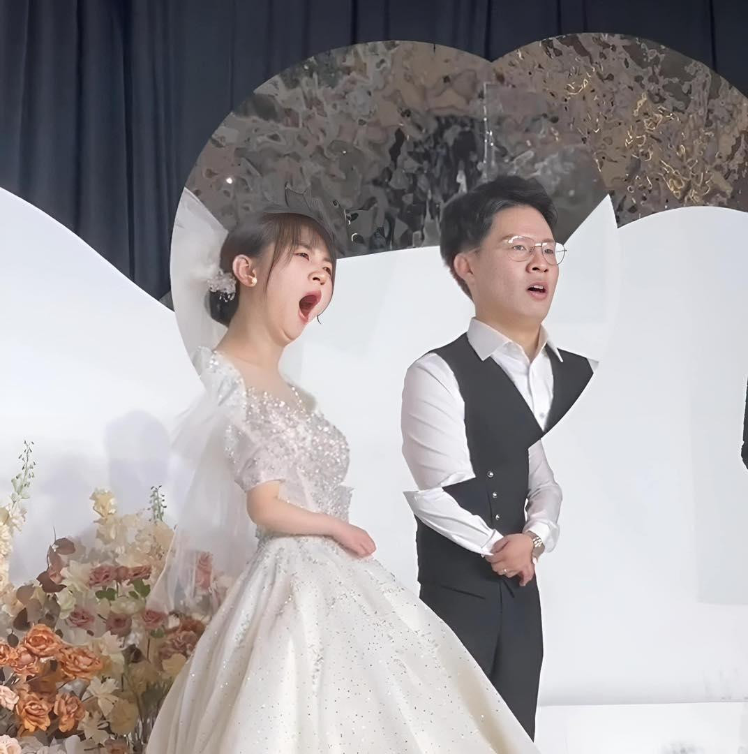 Bị bắt dính trong mọi khoảnh khắc, cô dâu đều đang ngáp ngắn ngáp dài như thiếu ngủ. Không chỉ vậy, chú rể bên cạnh cũng trông buồn ngủ theo cô dâu.