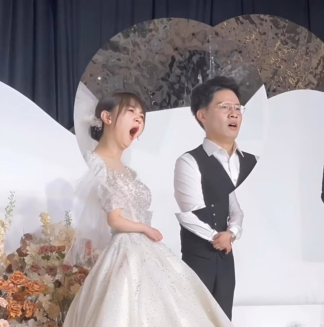 Bị bắt dính trong mọi khoảnh khắc, cô dâu đều đang ngáp ngắn ngáp dài như thiếu ngủ. Không chỉ vậy, chú rể bên cạnh cũng trông buồn ngủ theo cô dâu.