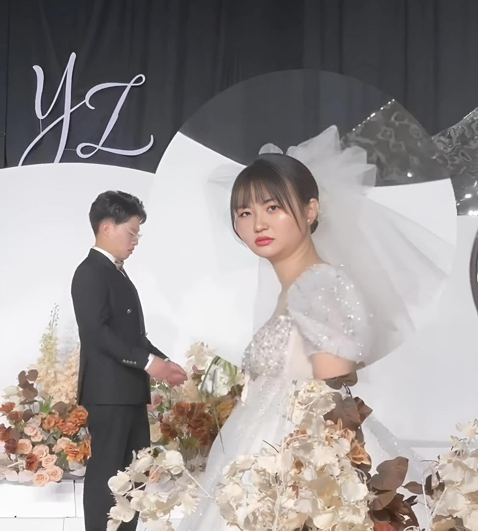 Netizen đã bày tỏ cảm xúc trước loạt ảnh: "cô dâu trông như ai ép phải lấy chồng ấy haha", "dâu rể nhà này lấy về chắc cuối tuần chỉ ngủ thôi khỏi đi chơi đâu hết", "có tướng phu thê đấy, buồn ngủ giống nhau".