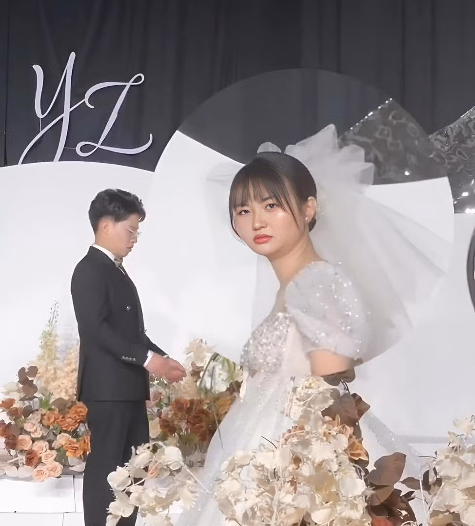 Netizen đã bày tỏ cảm xúc trước loạt ảnh: "cô dâu trông như ai ép phải lấy chồng ấy haha", "dâu rể nhà này lấy về chắc cuối tuần chỉ ngủ thôi khỏi đi chơi đâu hết", "có tướng phu thê đấy, buồn ngủ giống nhau".