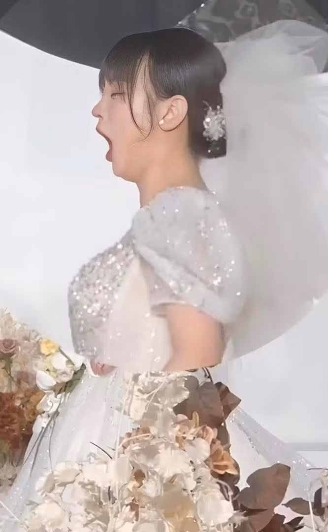 Mới đây, những hình ảnh trong lễ cưới của 1 cặp đôi đang khiến netizen cười nghiêng ngả vì biểu cảm của cô dâu.