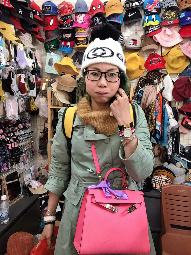 Một số người bán hàng cho biết Bella nói chuyện rất bình thường, tinh khôn chứ không hề giống người bị bệnh liên quan đến thần kinh như trên mạng xã hội thông tin.