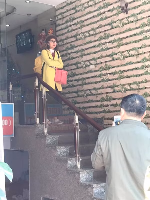 Vẫn như mọi khi, Bella tay xách nách mang rất nhiều đồ đạc và vẫn ăn mặc quái dị. Thế nhưng lần này, cô nàng không hề dẫn theo con trai mà đi một mình.