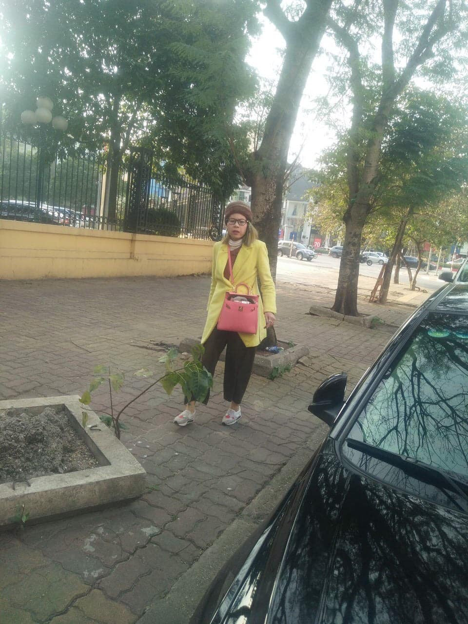 "Hot girl" Bella vẫn ăn mặc quái dị, mái tóc ngắn với màu cực kỳ nổi bật như từ trong năm. Sự xuất hiện của cô nàng khiến các nhà nghỉ, khách sạn, taxi hay xe ôm sợ chết khiếp vì không ai muốn nagy đầu năm mới đã bị quỵt tiền.