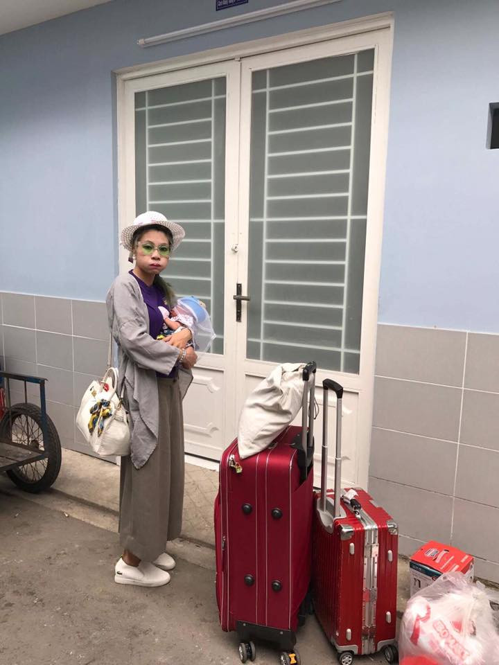 Tháng 6/2017, Bella sinh con trai và bắt đầu hành trình tha lôi đứa trẻ đi khắp nơi. Gia đình từng đưa Bella vào bệnh viện tâm thân ở Hải Dương, sau đó lên Bệnh viện Tâm thần Trung ương 1 điều trị. Xem thêm clip: VTC14 | Bệnh viện kết luận: “hot girl bella” bị hoang tưởng, ảo giác nặng - Nguồn: Youtube