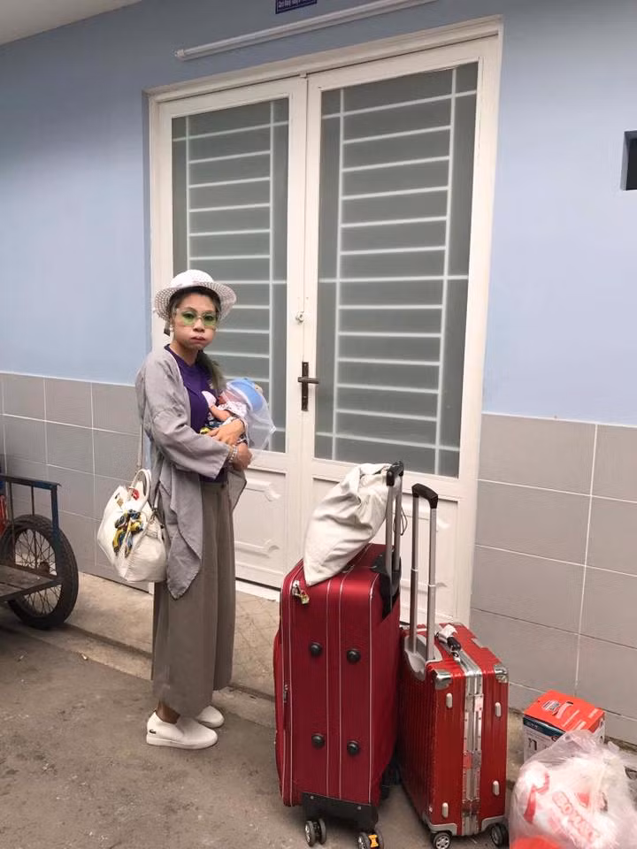 Tháng 6/2017, Bella sinh con trai và bắt đầu hành trình tha lôi đứa trẻ đi khắp nơi. Gia đình từng đưa Bella vào bệnh viện tâm thân ở Hải Dương, sau đó lên Bệnh viện Tâm thần Trung ương 1 điều trị. Xem thêm clip: VTC14 | Bệnh viện kết luận: “hot girl bella” bị hoang tưởng, ảo giác nặng - Nguồn: Youtube