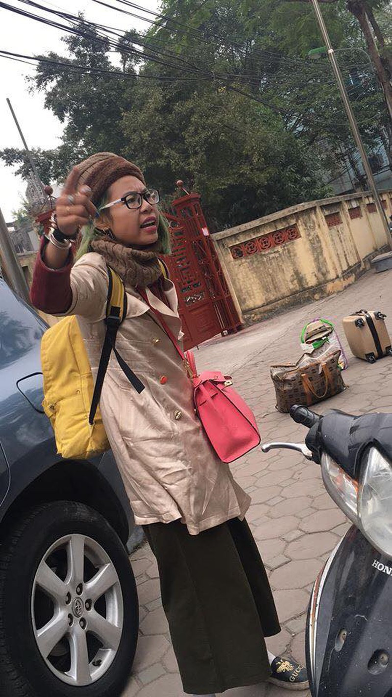 Cách đây hơn 1 tháng, Bella cũng xuất hiện tại khu vực nghĩa trang Mai Dịch. Theo như chia sẻ, cô nàng yêu cầu xe ôm chở lòng vòng rồi kiếm cớ không trả tiền khiến au cũng ngán ngẩm.