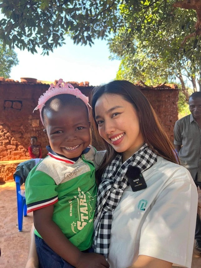 Hoa hậu Thuỳ Tiên từng nhận xét về Lôi con: "Cậu bé quá đỗi dễ thương, thông minh và lém lỉnh". Cô còn hứa rằng khi Lôi Con về Việt Nam, cô sẽ đưa cậu bé đi shopping mua quần áo bởi cậu không có nhiều đồ để thay đổi, như trong đợt gặp Thuỳ Tiên năm 2022, Lôi con mặc suốt chiếc áo thun màu xanh, không có đồ mới.