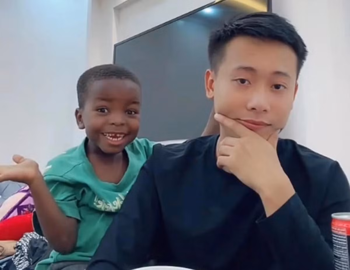 Đăng kèm hình ảnh, Quang Linh Vlogs viết trên trang của mình: “Cái gì vui vẻ thì mình ưu tiên. Chúng mình vẫn là những người bạn, hỗ trợ nhau về công việc và đồng hành trong dự án thiện nguyện trong tương lai. Cảm ơn cô Tiên sẽ là hướng dẫn viên trong những ngày tiếp theo”.