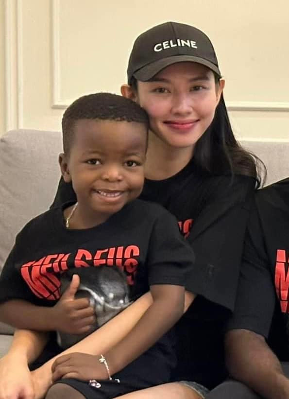 Lôi con trong chuyến đi về Việt Nam lần này tỏ ra không hề e dè, ngại ngùng mà nhanh chóng hòa nhập với cuộc sống cũng như những người hàng ngày được gặp gỡ.