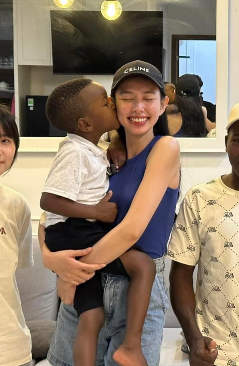 Kể từ khi Lôi con về Việt Nam, rất nhiều người đã quan tâm, sao sát đến hành trình của cậu bé châu Phi khi ở Việt Nam. Mới đây, cuộc hội ngộ sau 2 năm giữa Lôi con và Thùy Tiên đã khiến rất nhiều người thích thú.