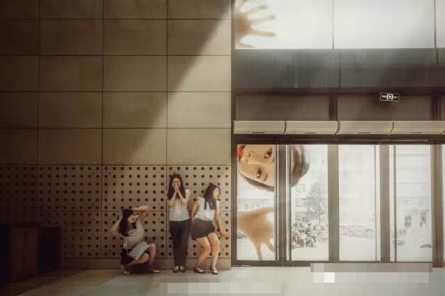 Chia sẻ với phóng viên về cách để cho ra đời những bức ảnh đẹp và sáng tạo như thế này, nhiếp ảnh gia nói thêm: "Để có được một bức ảnh nhìn chân thực, đòi hỏi phải có ánh sáng và góc chụp tốt, ngay cả cái bóng của từng nhân vật cũng phải được tính toán".